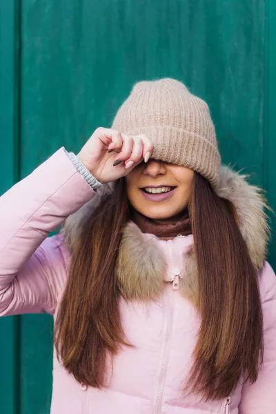 Jovem Mulher Sorridente Cobre Olhos Com Chapéu — Fotografia de Stock