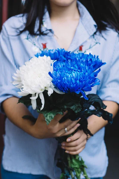 Mujer Con Ramo Flores Crisantemo Azul Blanco — Foto de Stock