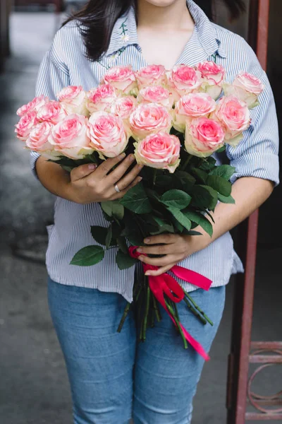 Mujer Con Ramo Rosas Rosadas — Foto de Stock