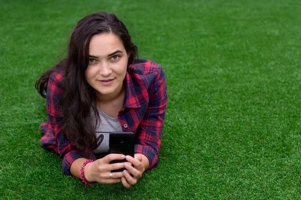 Jong Meisje Student Opleggen Het Gras Met Een Telefoon Haar — Stockfoto