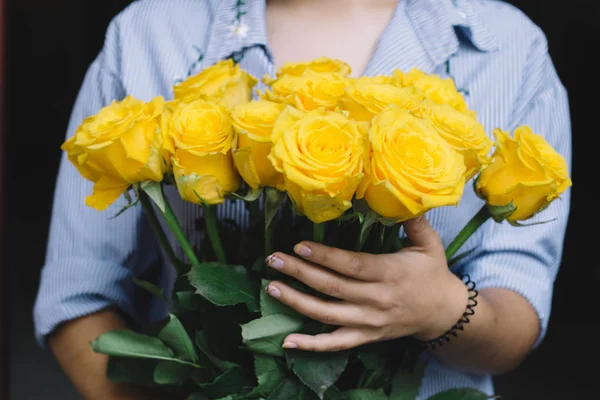 Niña Sosteniendo Ramo Rosas Amarillas — Foto de Stock