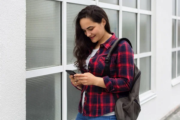 Jong Meisje Student Een Campus Maakt Gebruik Van Een Mobiele — Stockfoto