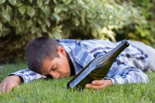 Homem Bêbado Dormindo Parque Depois Festa Problema Alcoolismo — Fotografia de Stock