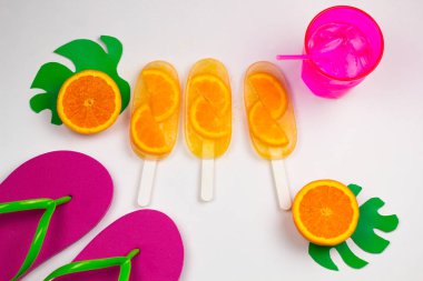 Üstten Görünüm yaz flip flop, soğuk kokteyl ve portakal dondurma ayarla