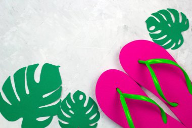 Üstten Görünüm pembe terlik ve kağıt monstera yaprakları kopya alanı