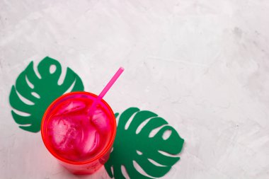 Üstten Görünüm yaz kokteyl, kağıt monstera yaprakları, kopya alanı kes.