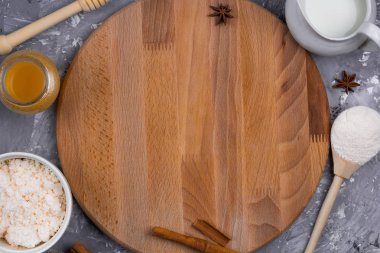 Üstten Görünüm üzerinde eski püskü mutfak masası ahşap tahta kesme