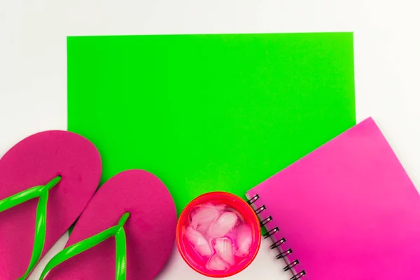 Piso Verano Con Chanclas Cuaderno Bebida Fría Con Hielo —  Fotos de Stock