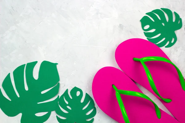 Bovenaanzicht Roze Slippers Papierruimte Monstera Bladeren Kopie — Stockfoto