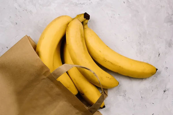 トップ ビューの紙袋に新鮮なバナナ — ストック写真
