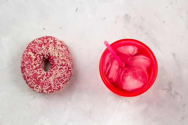 顶部查看粉红色甜甜圈和冷饮 — 图库照片