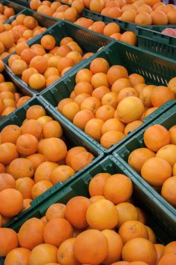 piyasada kutularındaki taze portakal