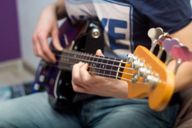 genç adam grupta bas gitar çalan