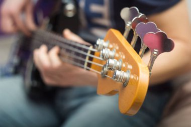 genç adam grupta bas gitar çalan