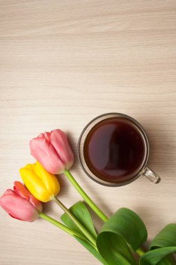 boş boşaltmak siyah kahve ve Lale masada, üstten görünüm.