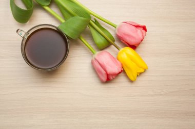 boş boşaltmak siyah kahve ve Lale masada, üstten görünüm.