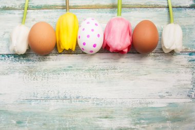 Lale ve Paskalya yumurtaları bir vintage eski püskü açık renkli, üstten görünüm, boş boşaltmak.