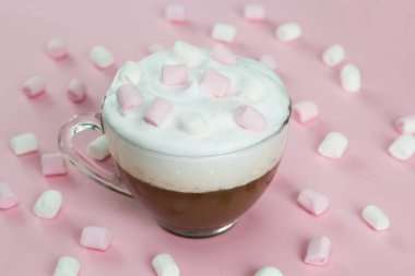 Üstten Görünüm krem şanti ve marshmallow parlak zemin üzerine sıcak çikolata