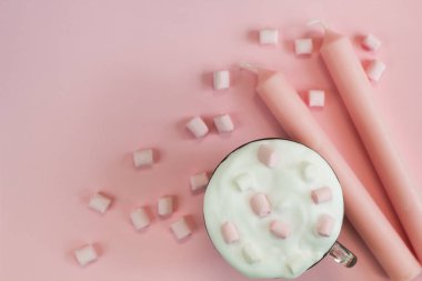 Üstten Görünüm whith marchmallows içmek ve pastel pembe krem şanti