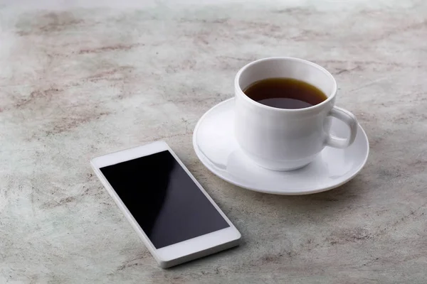 Šálek Kávy Smartphone Mramorové Pozadí — Stock fotografie