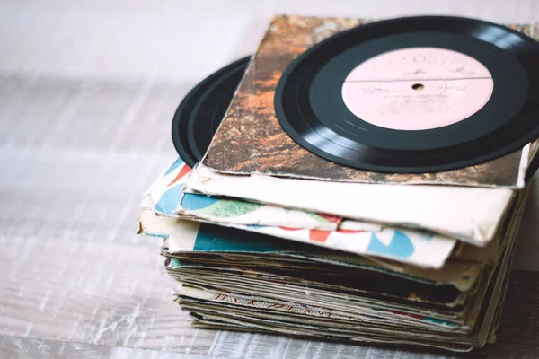 Μια Στοίβα Από Παλιούς Δίσκους Βινυλίου Ένα Ξύλινο Πάτωμα — Φωτογραφία Αρχείου