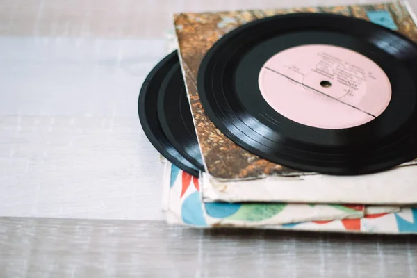 Een Stapel Oude Vinylplaten Een Houten Vloer — Stockfoto