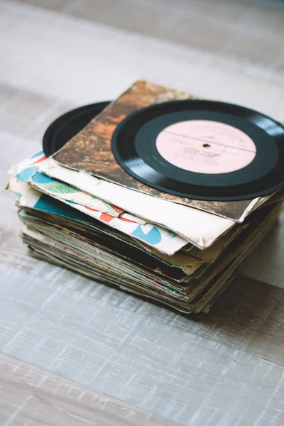 Een Stapel Oude Vinylplaten Een Houten Vloer — Stockfoto