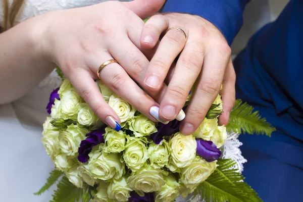 Mão Noiva Noivo Com Alianças Casamento Jazem Buquê Rosas — Fotografia de Stock