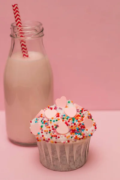Batido Morango Rosa Uma Garrafa Com Uma Palha Coquetel Cupcake — Fotografia de Stock
