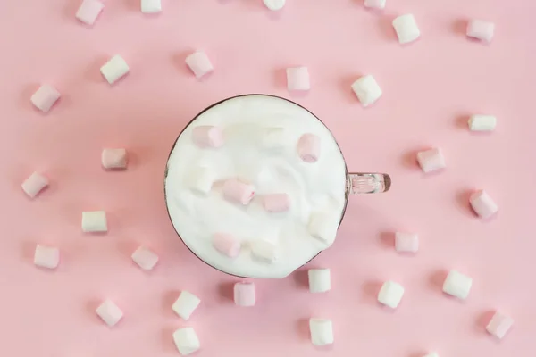 Vista Superior Chocolate Quente Com Chantilly Marshmallows Fundo Pastel Rosa — Fotografia de Stock