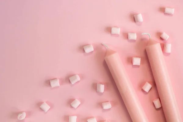 Top View Ροζ Κεριά Κρητιδογραφιών Και Marshmallows Ροζ Παστέλ Φόντο — Φωτογραφία Αρχείου