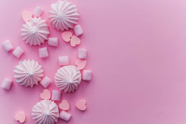 Pastel pembe kopya alanı üzerinde pembe tatlılar Üstten Görünüm