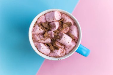 sıcak çikolata şekerleme üstten görünüm pembe ve mavi arka plan ile