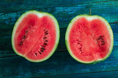 karpuz parlak mavi ahşap arka plan üzerinde yarısı