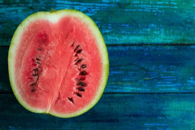 karpuz parlak mavi ahşap arka plan üzerinde yarısı