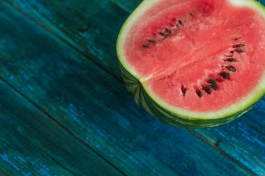 karpuz parlak mavi ahşap arka plan üzerinde yarısı