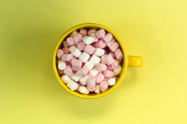 Vista Superior Copo Amarelo Com Marshmallows Fundo Brilhante — Fotografia de Stock