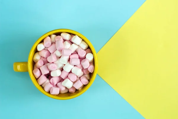 Vista Superior Copo Amarelo Com Marshmallows Fundo Brilhante — Fotografia de Stock