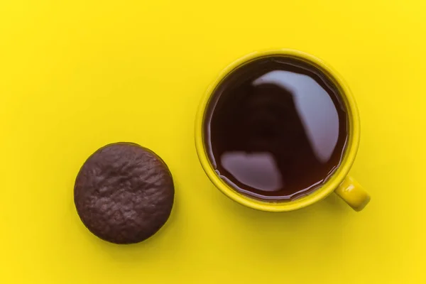 Mug Kuning Dengan Kopi Hitam Dan Makaron Coklat Dengan Latar — Stok Foto