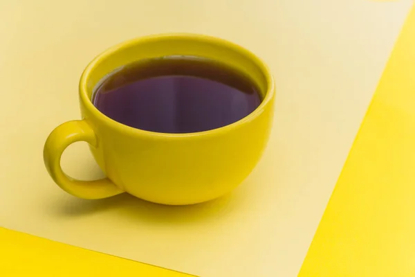 Mug Kuning Dengan Kopi Hitam Dengan Latar Belakang Kuning Cerah — Stok Foto