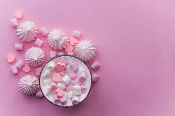 Top Vista Bebida Quente Com Chantilly Marshmallows Doces Chocolate Forma — Fotografia de Stock