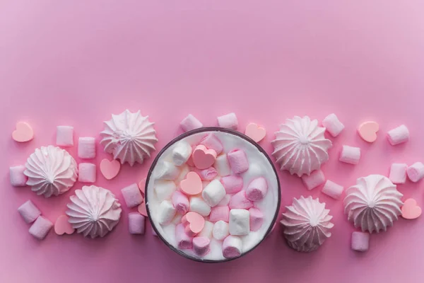 在粉红色柔和的背景上 可享用带有奶油 棉花糖和心形巧克力糖果的顶级热饮 — 图库照片