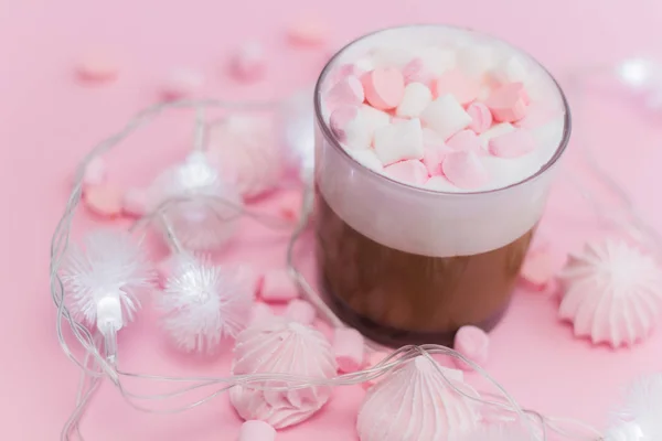 热饮料与鲜奶油 棉花糖和心形巧克力糖果在粉红色柔和的背景 — 图库照片