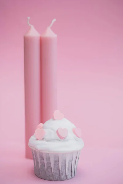 Pembe Bir Arka Plan Üzerinde Pembe Kalpler Süslenmiş Şirin Cupcake — Stok fotoğraf