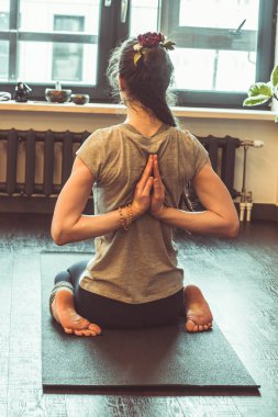 güzel ve genç birbayan pratik Yoga Studio, karanlık tuğla duvara kapalı tonda