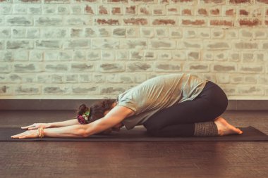 Genç Kafkas kadın pratik yoga, balasana yoga poz, tonda vintage