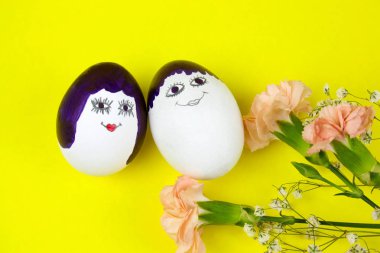 erkek ve kadın komik şirin yüzleri boyalı Paskalya yortusu yumurta