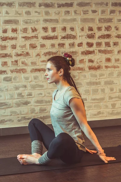 Hermosa Mujer Joven Practicando Yoga Interior Contra Pared Ladrillo Estudio — Foto de Stock