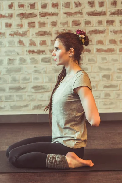 Hermosa Mujer Joven Practicando Yoga Interior Contra Pared Ladrillo Estudio — Foto de Stock