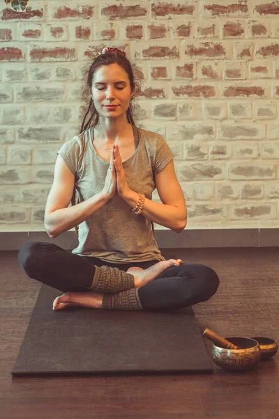 Hermosa Mujer Sentada Posición Loto Manos Namaste Práctica Yoga Meditación — Foto de Stock